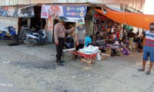 Operasi Yustisi Polsek Belawa Mengingatkan Warga Agar Memakai Masker.