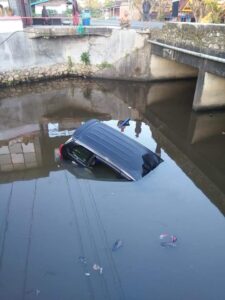 Akibat Hindari Mobil Truk, Mobil Avanza Tercebur Masuk Kolam Depan SMA 6  Wajo