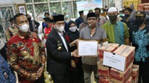 Bupati dan Wakil Bupati Wajo Menyerahkan Bantuan Paket Sembako Di  KecamatanTempe