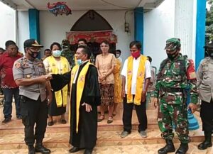Jemaat Tiga Gereja Di Desa Lompoloang Laksanakan Perayaan Natal, Kapolsek Pitumpanua: Pelaksanaannya Berlangsung Lancar Dan Kondusif