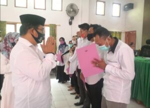 Serahkan SK Honorer Pramubakti, Ini Pesan Kakan Kemenag Wajo