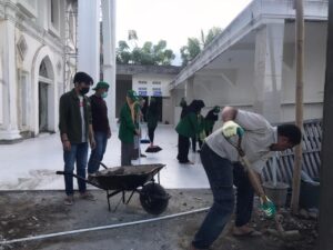 Mahasiswa KKN-DK 65 UINAM Posko Siwa Bersih-Bersih Masjid Jelang Isra Miraj