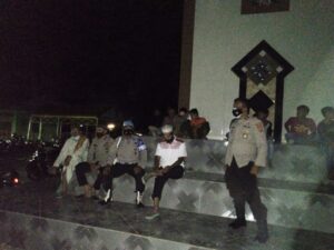 Dianggap Rawan, Personil Polsek Urban Pitumpanua Jaga Masjid di Bulan Ramadhan