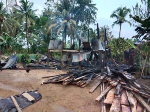 Satu Rumah Panggung Ludes Dilalap Api, Kapolsek Urban Pitumpanua Imbau Agar Warga Selalu Waspada Dan Berhati-Hati Saat Memasak