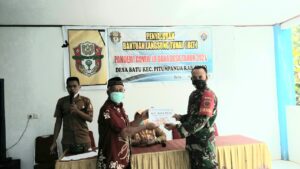 Bhabinkamtibmas Dan Babinsa Kawal Penyaluran BLT di Desa Batu