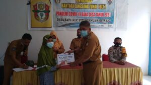 Camat Pitumpanua Hadiri Penyaluran BLT di Desa Batu