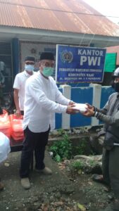 Sinergitas PWI Peduli Kab. Wajo Bagi-Bagikan Seratusan Box Takjil