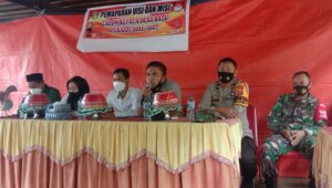 Kanit Intelkam dan Bhabinkamtibmas Polsek Urban Pitumpanua Kawal Pemaparan Visi Misi Cakades Batu