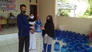 Cegah Penyebaran Covid-19, Pemdes Bau Bau Bagikan Galong ke Warga