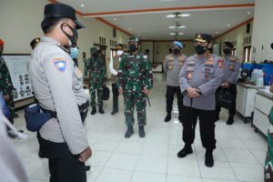 Didampingi Panglima TNI, Kapolri Beri Tiket Sekolah Bhabinkamtibmas Usai Sidak PPKM Mikro di Kudus