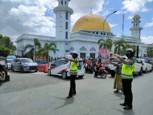 Pengamanan Saat Ibadah Sholat Jumat, Polwan Sat Lantas Polres Wajo Patut di Jempol
