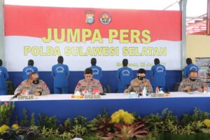 Dit Polairud Polda Sulsel Ungkap 8 Pelaku Ilegal Fishing Dengan Ratusan Bom Ikan Siap Pakai dan 100 Batang Detonator