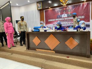 Kapolres Wajo Bersama Ketua Bhayangkari Tinjau Vaksinasi Massal Di Aula Sandi Polres Wajo
