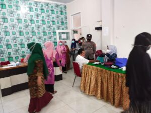 Bhabinkqmtibmas lancarkan giat Vaksinisasi Tahap 2 di Puskesmas Pitumpanua