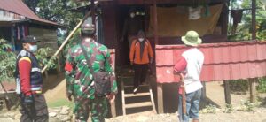 DIDAMPINGI BHABINKAMTIBMAS DAN BABINSA TIM SATGAS COVID-19 DESA AWO MELAKUKAN PENYEMPROTAN DISINFEKTAN DI RUMAH WARGA YANG TERPAPAR COVID-19