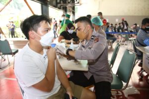 Panglima TNI dan Kapolri Tinjau Vaksinasi di Pesantren Minhaajurrosyidiin Jaktim