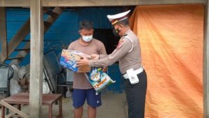 Saat PPKM Darurat, Satlantas Polres Wajo Gelar Bansos Bagi Sembako