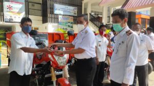 Wujudkan Wajo Mapaccing, Amran Mahmud Serahkan Kendaraan Pengangkut Sampah ke Kecamatan