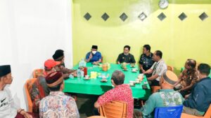 Warga Antusias Sampaikan Keluhan, Bupati Wajo Ladeni hingga Larut Malam