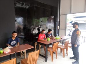 Berkunjung Ke Cafe, Bhabinkamtibmas Himbau Pengunjung dan Pemilik Cafe Patuhi Protokol Kesehatan