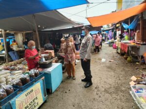 Bhabinkamtibmas dan Babinsa Bersama Masyarakat Melakukan Giat Kerja Bakti Pengecoron Jalan