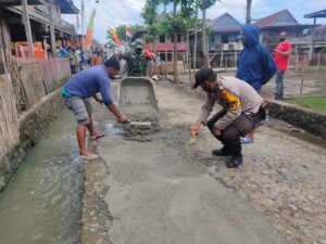 Panit Binmas Polsek Urban Pitumpanua Beri Himbauan Kantibmas di Pasar Buriko
