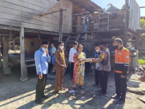 Kapolsek Pammana Dampingi Baznas Salurkan Bantuan Untuk Korban Angin Puting Beliung