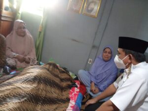 Saat Melayat, Bupati Wajo Membacakan Doa Kepada Almarhum Abdul Wahab Limpo