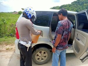 Anggota Patroli Sat Lantas Polres Wajo, Bantu Pengemudi Yang Kehabisan Bahan Bakar