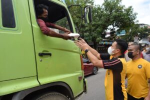Tepi Sawah, Kapolres dan Bhayangkari Sidrap Kompak Bagikan Nasi Jumat Berkah