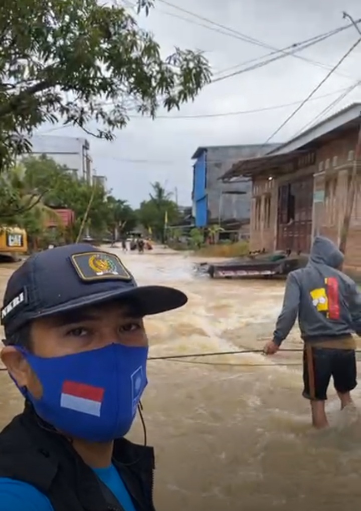 Elferianto Legislator PAN Evakuasi Warga Terendam Banjir di Pitumpanua