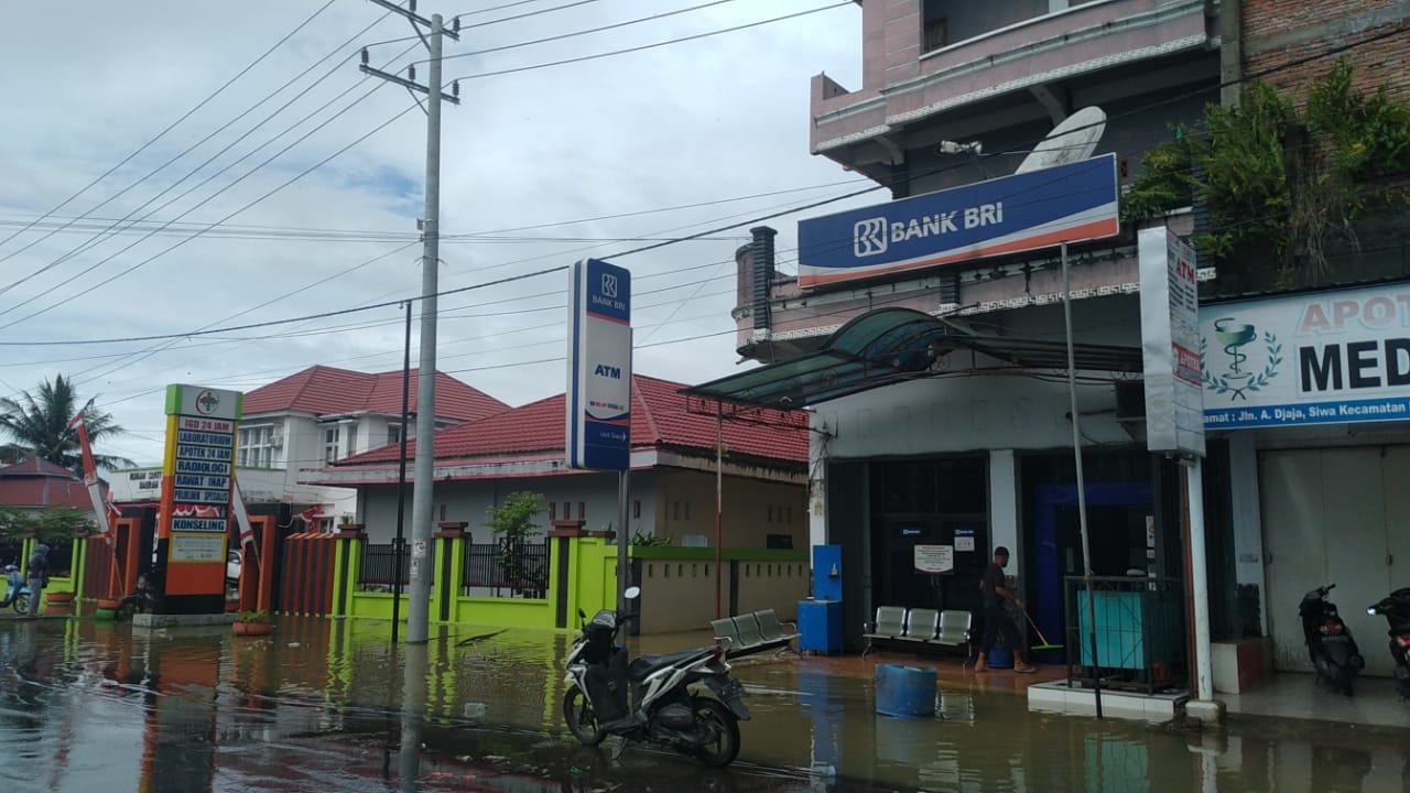 Terendam Banjir,Pasien RSUD Siwa dievakuasi ke Lantai Dua