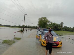 Curah Hujan Tinggi, Kapolres Wajo Lakukan Patroli Dilokasi Banjir