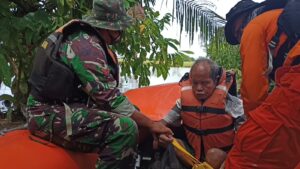 Bantu Warga Pulihkan Banjir-Longsor, Tim DLHD,BPBD,Dinas Sosial P2KBP3A Wajo Bergerak Cepat