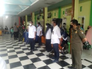 Sebelum ke Lokasi Banjir, Amran Mahmud Sempatkan Pantau Vaksinasi Massal di Belawa