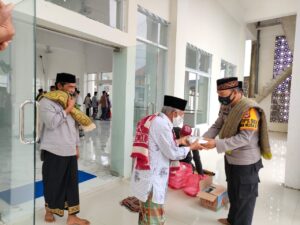 Salut…Jumat Berkah,Kapolsek Urban Pitumpanua bersama Personil Lakukakan Giat Baksos