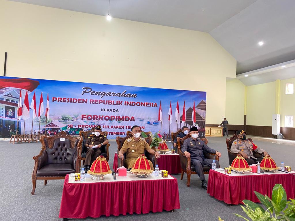 Bersama Panglima TNI dan Kapolri, Bupati Wajo Diikutkan Jokowi Naik Heli ke Makassar