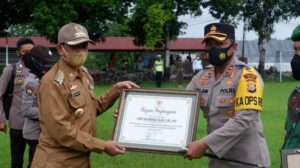 Kapolres Wajo Menerima Piagam Penghargaan Dari Bupati Wajo