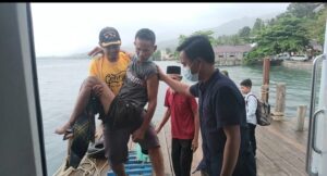 Peduli Terhadap Orang Sakit,Ketua DPRD Wajo Bantu Penumpang Tiket Free Pass