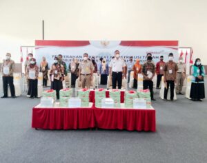 Sertifikat Diserahkan Secara Simbolis, Wabup Wajo: Sertifikat Tanah Agar di Manfaatkan Dan Dijaga Sebaik- baiknya