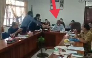 Memalukan !!! Rapat di DPRD Humbahas Berakhir Ricuh