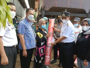 Gerak Cepat, Amran Mahmud Serahkan Bantuan Korban Angin Kencang