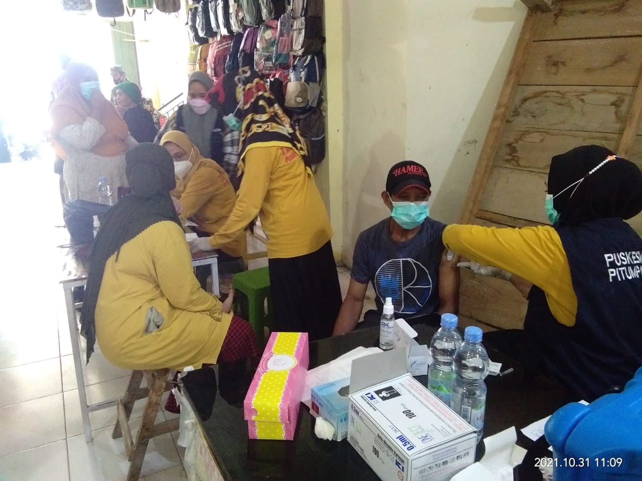 Vaksinasi Massal di Pasar Siwa, dr Zusanny Said 220 dosis Disiapkan
