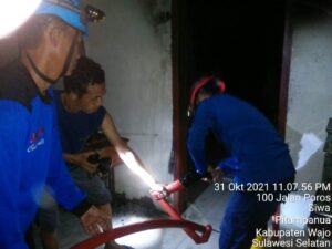 Reaksi Cepat Personil Polsek Urban Pitumpanua Dan Tim Damkar Padamkan Kebakaran di Rumah Warga