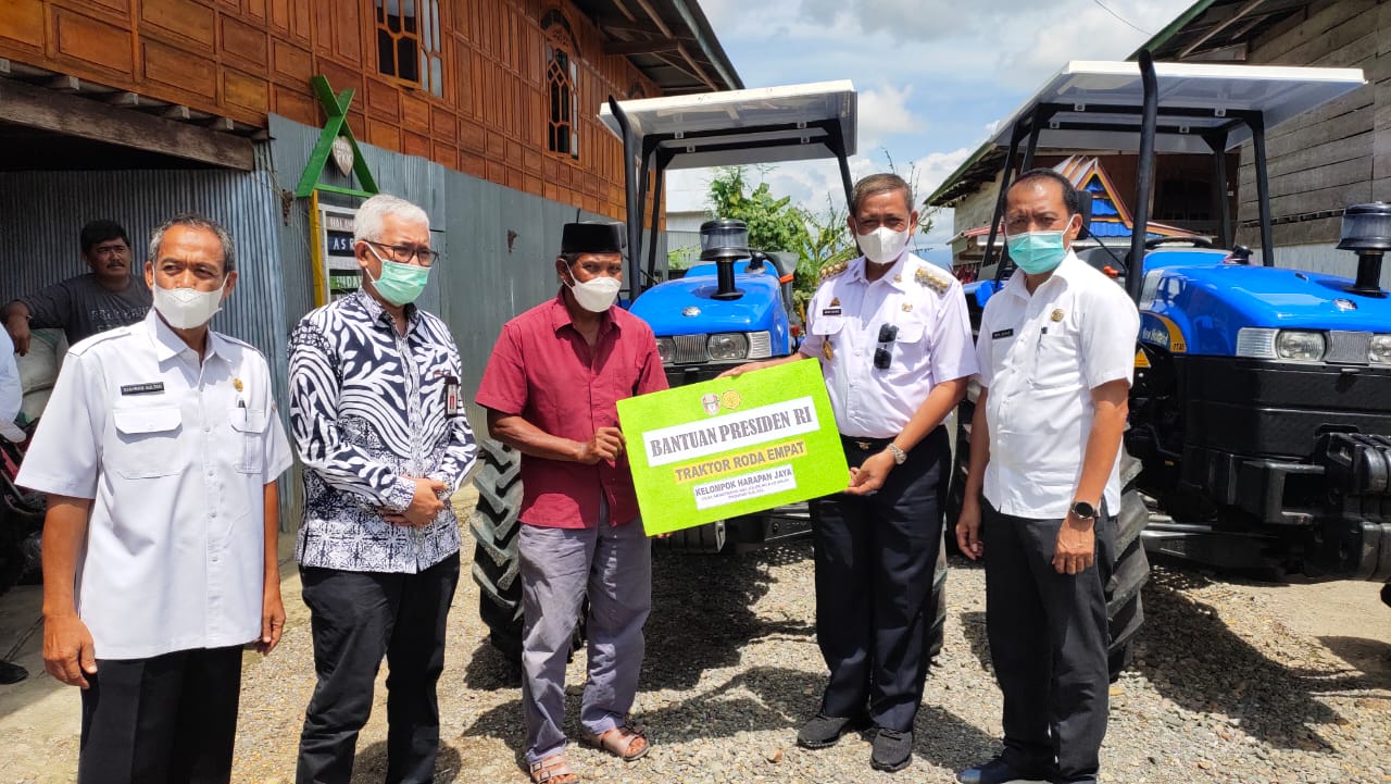 Terima Traktor dari Bupati Wajo yang Dijanjikan Jokowi, Kelompok Tani: Terima Kasih, Insyaallah Kita Jaga