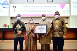 Diserahkan Langsung Plt Gubernur Sulsel, Bupati-Ketua TP PKK Wajo Terima Sederet Penghargaan Kesehatan