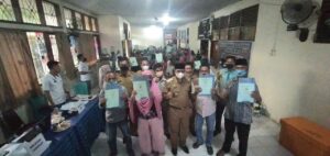 Bupati Wajo Serahkan 207 Sertifikat SeHat Dan Sehatkan Nelayan di Kecamatan Keera
