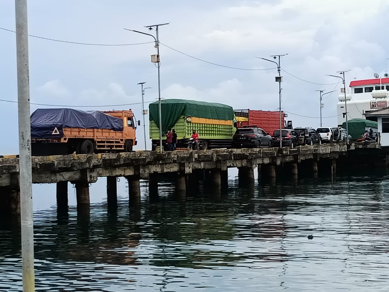 Menghawatirkan,Kondisi Dermaga Pelabuhan Bangsalae Siwa Kurang Perhatian