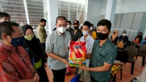 Bersama Alumni SMADA, Bupati Wajo Berbaur dengan Warga di Vaksinasi Massal di Bendungan