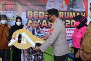 Kapolres Wajo Berikan Bantuan Rumah Tinggal Kepada Korban Kebakaran Di Pitumpanua